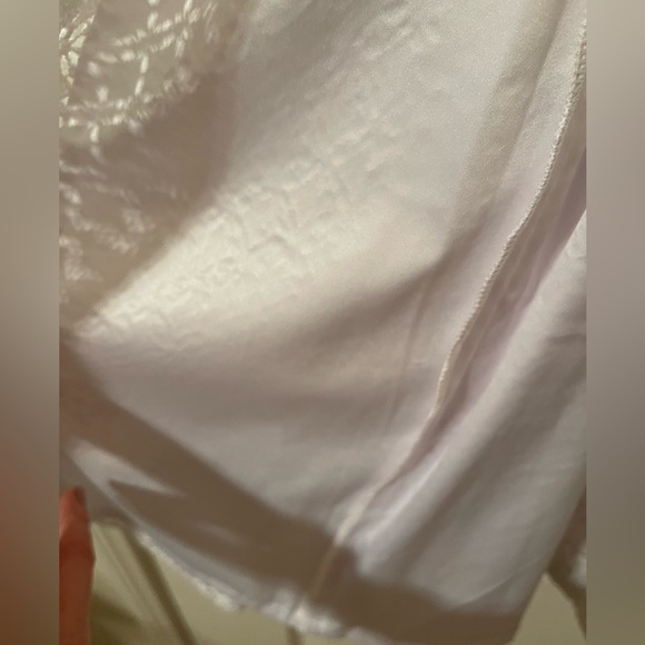 Very beautiful white wrap eyelet dress. Very good condition, only been worn once - Picture 4 of 8